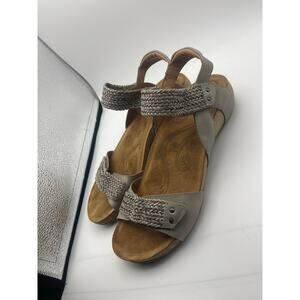 TAOS Trulie sandal dark grey leather Size 9-9.5 women hook n loop Velcro woven